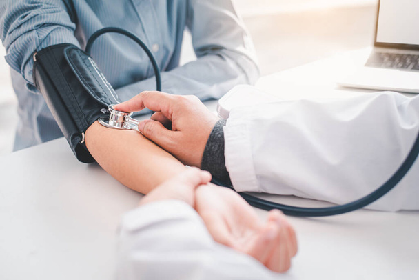 lékař měří krevní tlak od pacienta - Fotografie, Obrázek