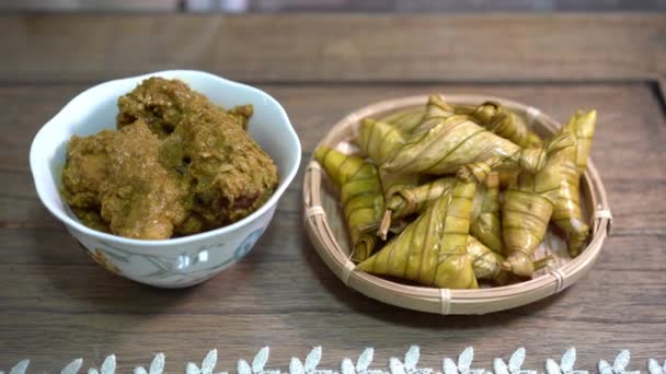 Filmaufnahmen von Ketupat-Palas und Chicken Rendang, traditionellen malaiischen Gerichten, die typischerweise während der Eid serviert werden - Filmmaterial, Video