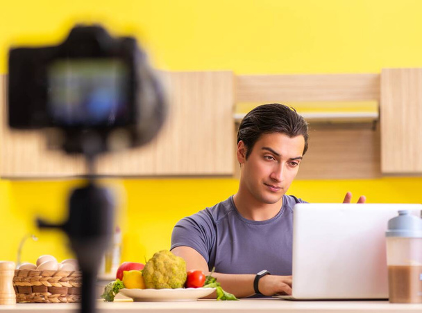 Nuori mies bloggaaminen ravintolisiä - Valokuva, kuva