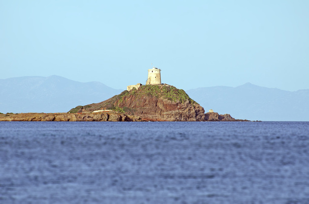 Океанский пейзаж со старым маяком на скале вдали
 - Фото, изображение