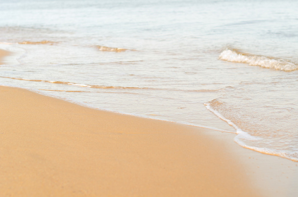 Vague douce de la mer sur la plage de sable fin - Photo, image