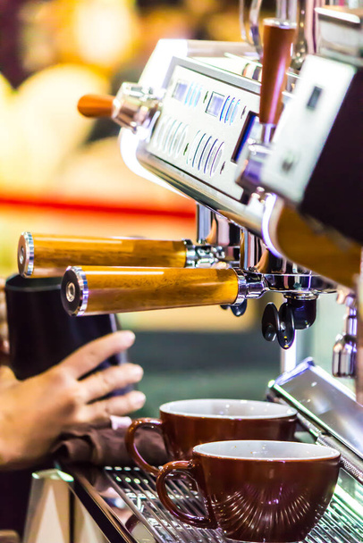 Espresso Machine gieten van verse koffie in kopjes bij Local Coffee Shop. - Foto, afbeelding
