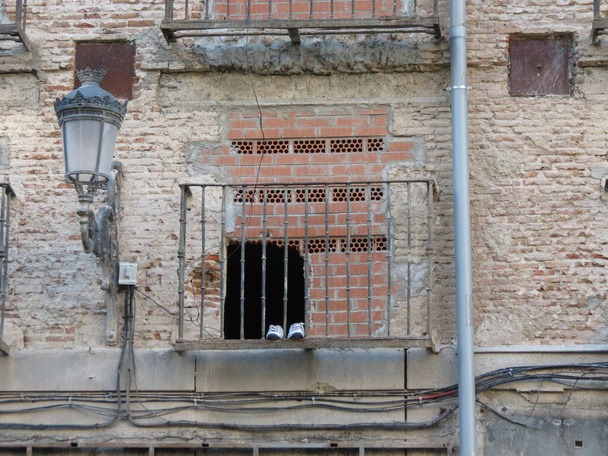 ruiny starego opuszczonego budynku z murowanymi drzwiami zajmowanymi przez dzikich lokatorów - Zdjęcie, obraz