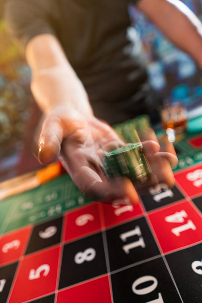 Чоловік грає в рулетку в казино - Невелика глибина різкості
 - Фото, зображення