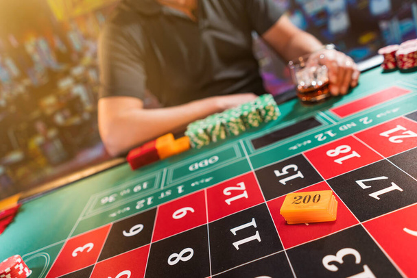 Man playing roulette at the casino - Shallow depth of field - Valokuva, kuva