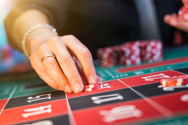 Woman playing roulette at the casino - Shallow depth of field - Foto, Bild
