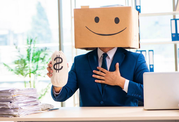 Hombre feliz con caja en lugar de su cabeza
 - Foto, Imagen