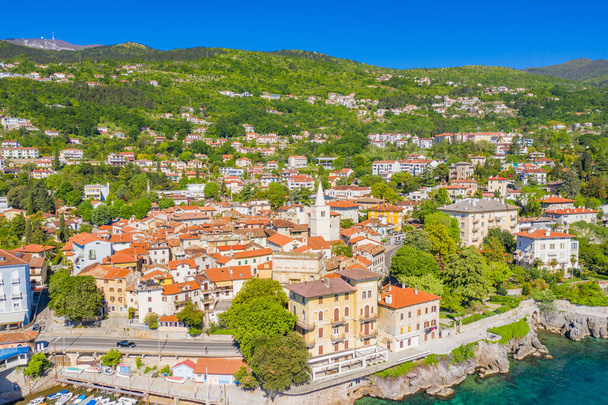 Hırvatistan, güzel Lovran kasabası ve deniz geçidi, Kvarner körfezi kıyı şeridinde havadan panoramik manzara, popüler turizm beldesi - Fotoğraf, Görsel