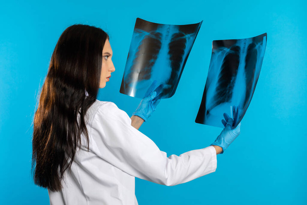 Le pneumologue vérifie les poumons du patient pour tout changement dérangeant
. - Photo, image