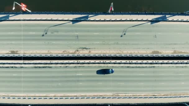 Widok z góry autostrady z niewielką ilością samochodów - Materiał filmowy, wideo