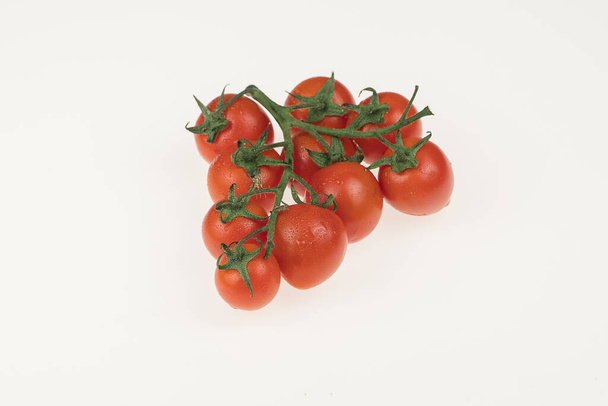 Beyaz arka planda taze vişneli domatesler - Fotoğraf, Görsel
