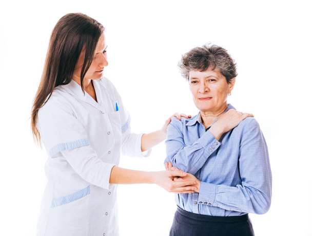Dokter geeft hulp aan vrouw die lijdt aan kreek in de rug - geïsoleerd op wit. - Foto, afbeelding