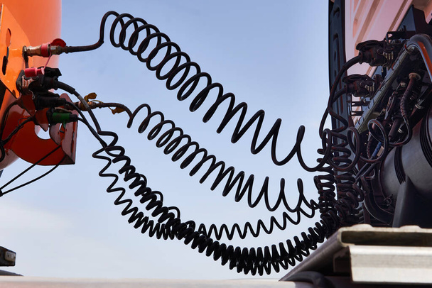 Bağlantı kablosu. Kamyon kabini ve römorku birbirine bağlayan spiral kablo - Fotoğraf, Görsel
