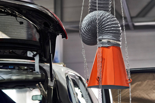 Κουκούλα βιομηχανικού απορροφητήρα αέρα σε συνεργείο επισκευής αυτοκινήτων - Φωτογραφία, εικόνα