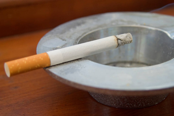 Verbrennende Zigarette auf Aschenbecher - Foto, Bild