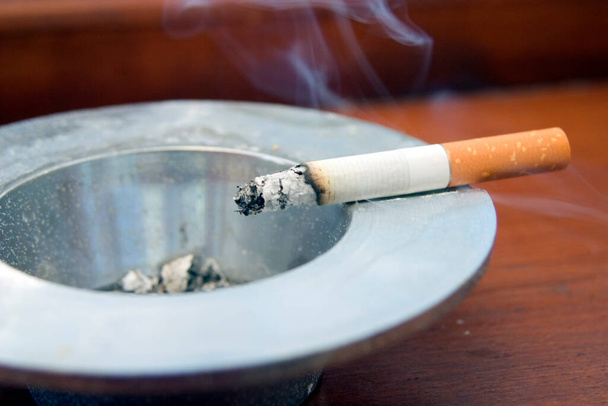 Brûler la cigarette sur un cendrier
 - Photo, image