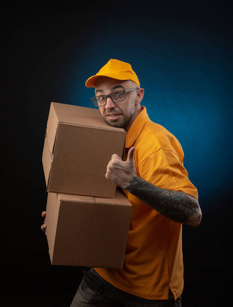 el tipo que entrega paquetes, mensajero de alimentos
 - Foto, Imagen