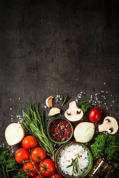 Essen Kochen Hintergrund auf schwarzem Küchentisch. - Foto, Bild