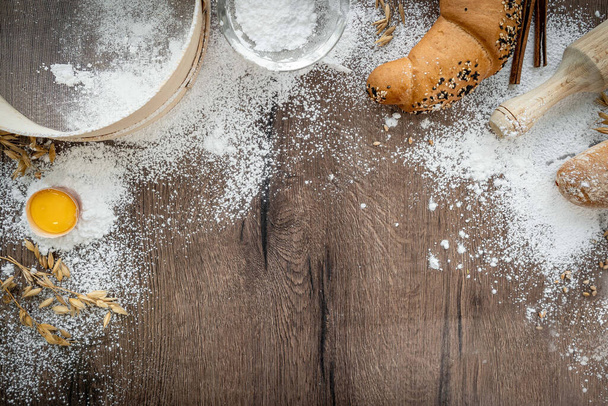 Свежий Брэд на деревянном столе. Пекарня, нарезка, булочка
 - Фото, изображение