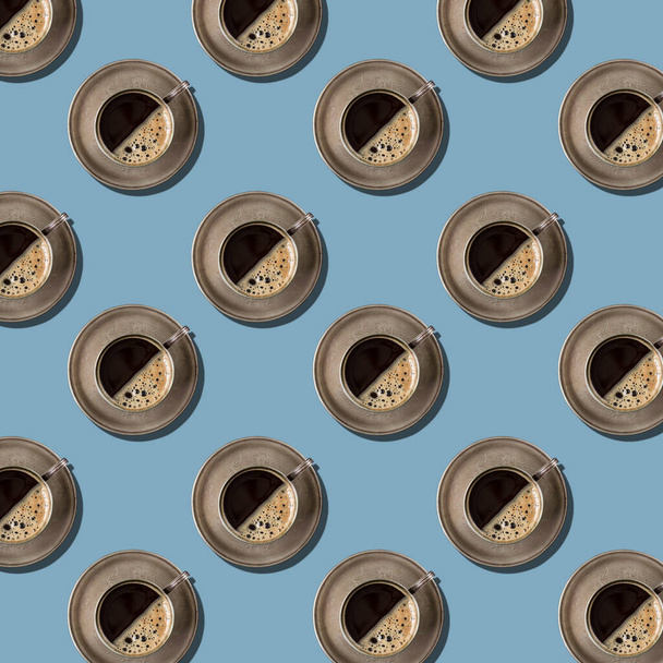 Seamless Pattern of metal coffee cup on a classic blue background. - Foto, afbeelding