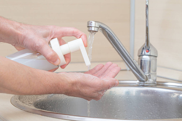 Ochrona przed pandemią koronawirusową poprzez częste czyszczenie rąk. - Zdjęcie, obraz