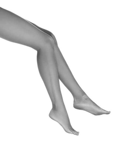 Длинные красивые ноги женщины, изолированные на белом фоне
 - Фото, изображение