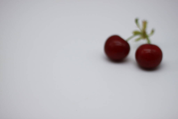 červené třešně na bílém pozadí - Fotografie, Obrázek