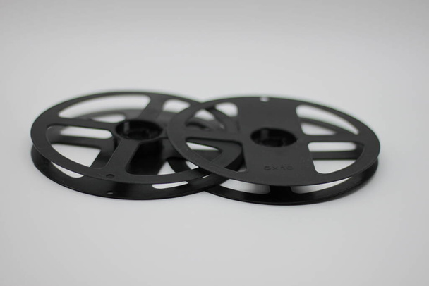 черные рулоны для фильмов на белом фоне
 - Фото, изображение