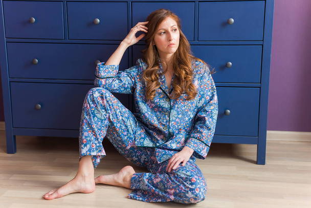 Meleg házi ruha. Puha pamut ing. Kényelmes ruhák az egészséges alváshoz. Pizsama koncepció. Közelkép. - Fotó, kép