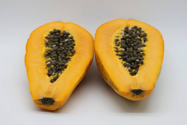 papaya vágott félbe elszigetelt fehér háttér - Fotó, kép