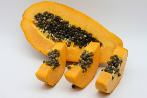 in Scheiben geschnittene Papaya isoliert auf weißem Hintergrund - Foto, Bild