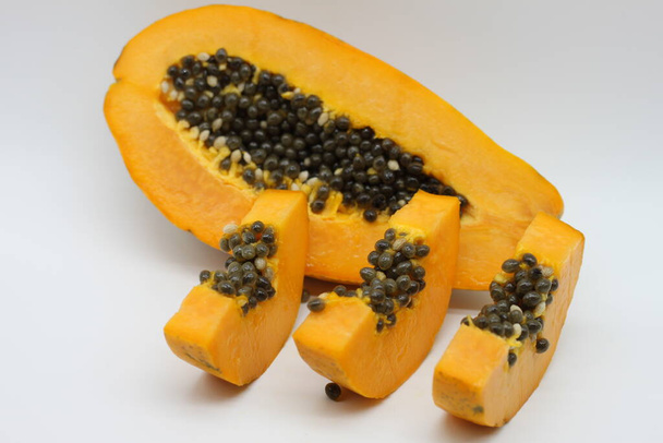 gesneden papaya geïsoleerd op witte achtergrond - Foto, afbeelding