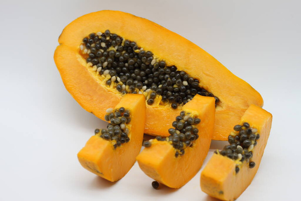 gesneden papaya geïsoleerd op witte achtergrond - Foto, afbeelding