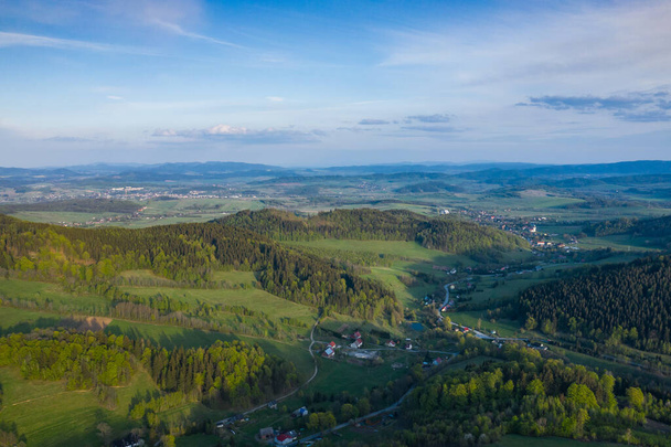 Rudawy Janowickie Landschaftspark Luftaufnahme. Bergkette in den Sudeten in Polen mit grünen Wäldern und Landschaft.  - Foto, Bild