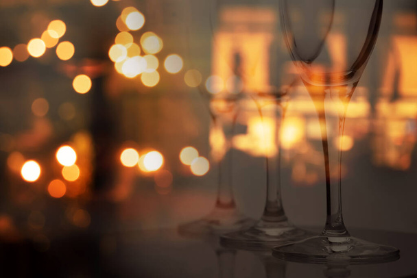 роскошный бокал вина с размытой вечеринки боке свет паба и бара темный ночной фон интерьера
  - Фото, изображение