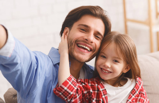 Ritratto positivo di padre e figlia che scattano selfie
 - Foto, immagini