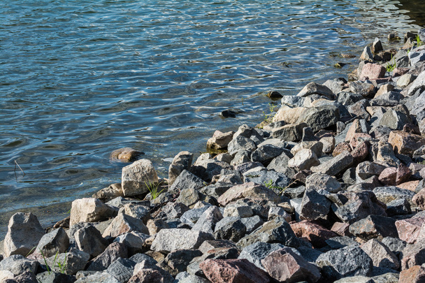 hromadu kamení na břehu jezera - Fotografie, Obrázek