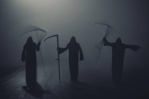 Morte sombria Esqueleto de ceifeiro vestindo um manto preto e empunhando uma foice, Memento Mori, Coronavirus, Tempo pandêmico epidêmico
 - Foto, Imagem