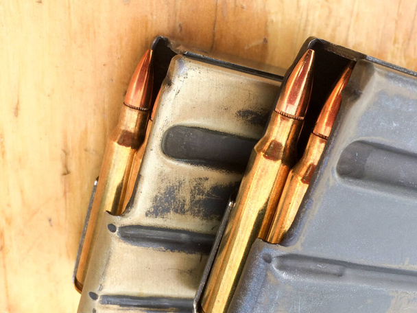 Cargador cargado de munición calibre 5.56 de latón .223 balas para rifle AR 15
 - Foto, imagen