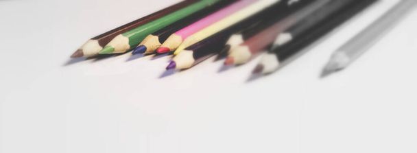 木製の鉛筆コーナーの様々な色純粋な白の背景に表示されます。件名に選択的な焦点を当てたカラフルな鉛筆をソートします。 . - 写真・画像