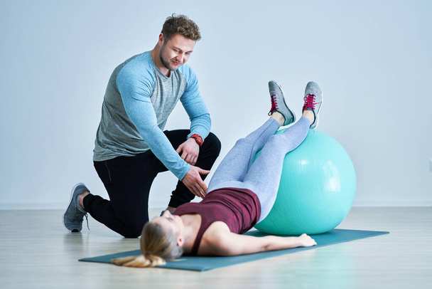 Donna con il suo personal trainer fitness
 - Foto, immagini