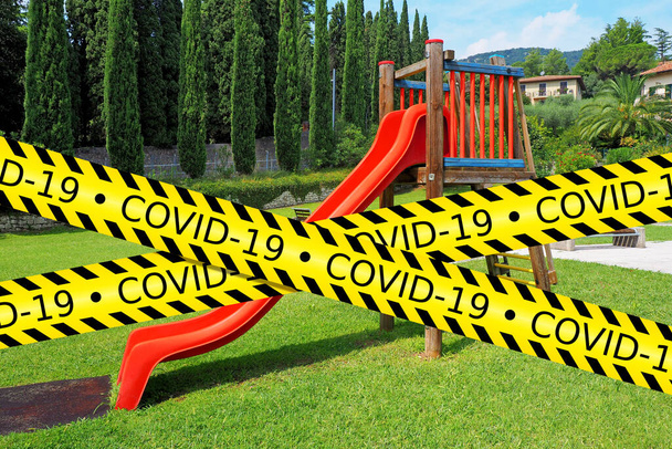 Vorsichtsband zur Schließung von Kinderspielplätzen aufgrund von Sicherheitsmaßnahmen gegen COVID-19 oder Coronavirus - Foto, Bild