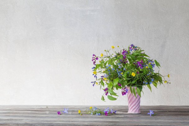 summer wild flowers in pink ceramic  vase on white background - Foto, Imagen