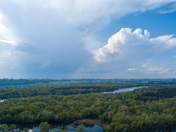 Regenwolken über dem Dnjepr in Kiew. Drohnenblick aus der Luft. - Foto, Bild