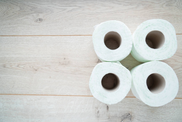 Рулоны туалетной бумаги на деревянном фоне - Фото, изображение