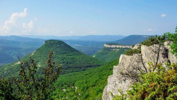 Malerische Ausblicke auf Berg, Felsen und Tal im Sommer. Krim, schöne Landschaft. Hintergrund der Reise. - Foto, Bild