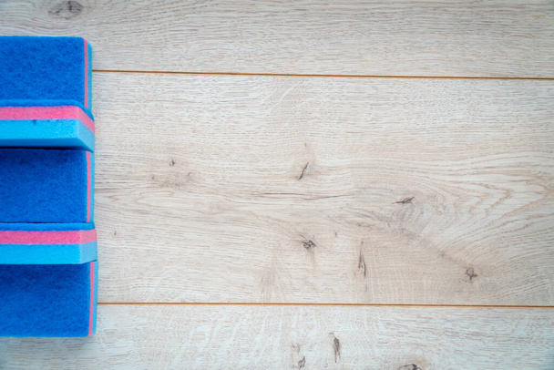  Кухонные тряпки и губки на деревянном фоне
 - Фото, изображение