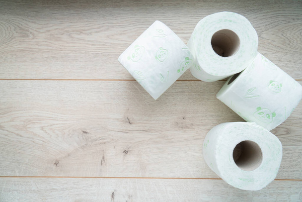 Rollen Toilettenpapier auf Holzgrund - Foto, Bild