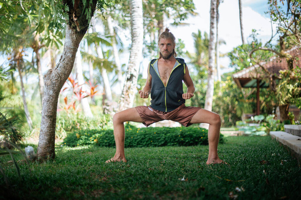 Mies käytännössä Jooga käytännössä ja meditaatio ulkona - Valokuva, kuva