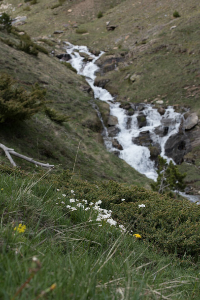 Cascata nel fiume Montaup a Canillo, Andorra in primavera
. - Foto, immagini